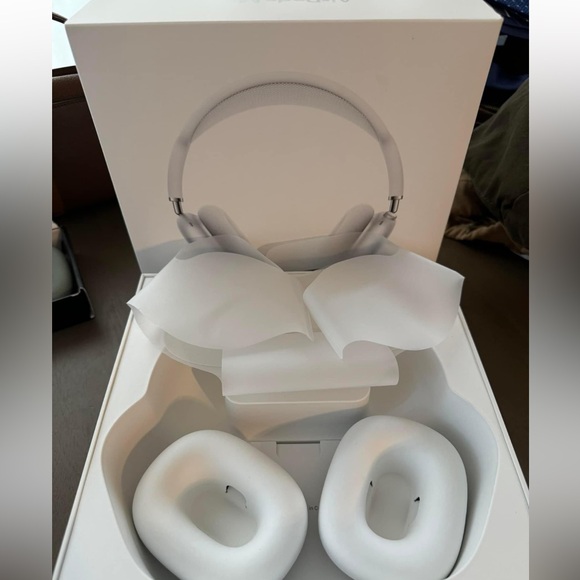 Like New Apple AirPod Max - Picture 5 of 6